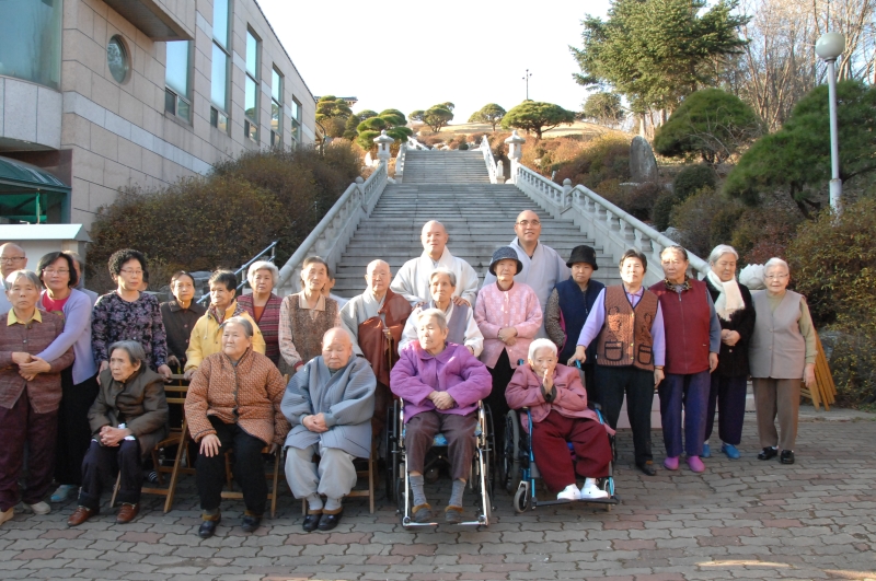 2011.12.12_승려복지회 묘희원 방문2